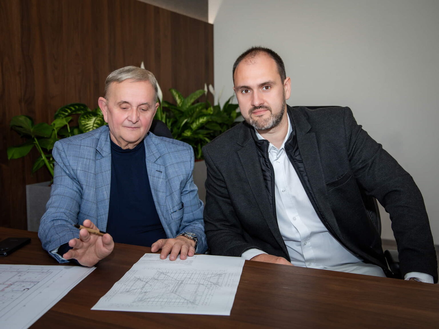 Szeglemezes tetőszerkezetekkel foglalkozó cég vezetői